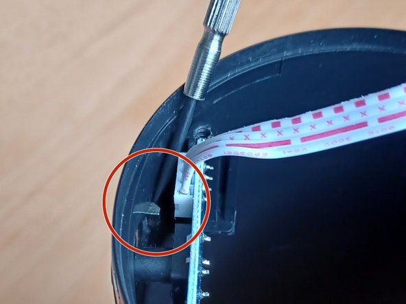 Anko Milk Frother SB-0802C1 Teardown, Separate the Button PCB from the outer shell: crwdns2935265:06crwdnd2935265:02crwdnd2935265:03crwdne2935265:0