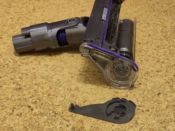 Changement articulation Dyson V8 Absolute, Retirer le cache latéral gauche: étape 5, image 2 de 2