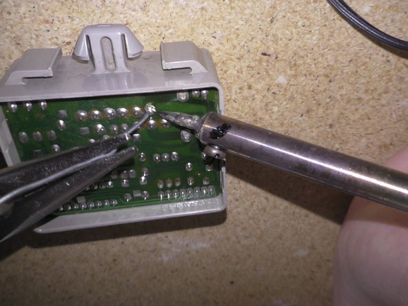 1997–2003 Lexus RX Lamp Failure Sensor Repair, Solder the Pin: crwdns2935265:012crwdnd2935265:03crwdnd2935265:03crwdne2935265:0