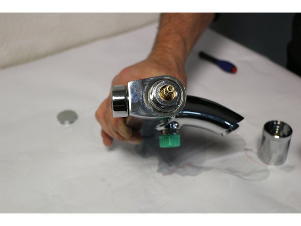 Changing the thermostatic cartridge - Thermostatic Bath NF SIRYO CHROME, Removal of the handle of the inverter: crwdns2935265:03crwdnd2935265:02crwdnd2935265:02crwdne2935265:0