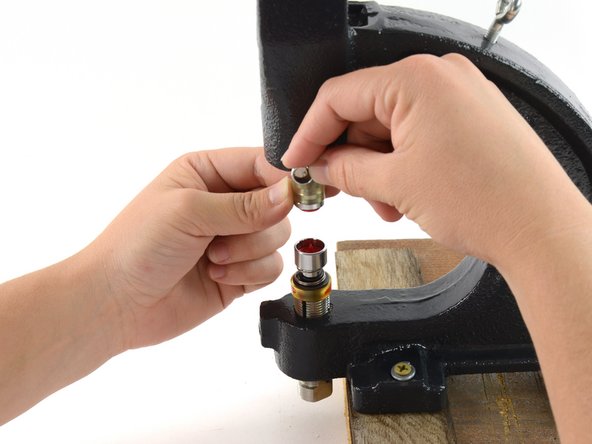 Kunststoff-Druckknöpfe mit einer Handpresse anbringen, Die Handpresse vorbereiten: Schritt 7, Bild 3 von 3