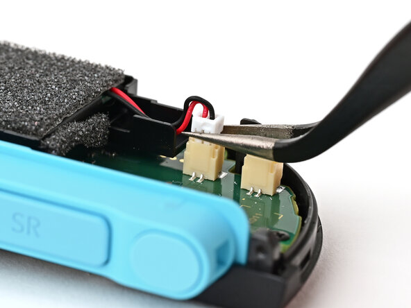 Joy-Con 2 (Left) Joystick Replacement, Disconnect the battery: crwdns2935265:011crwdnd2935265:02crwdnd2935265:03crwdne2935265:0