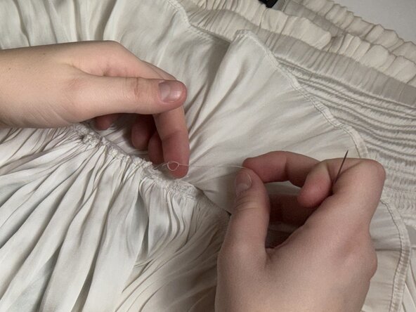 How to Repair a Rip in a Gathered Skirt: étape 4, image 1 de 3