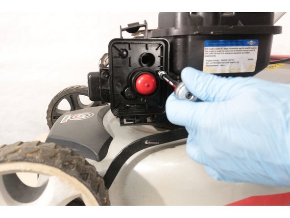 Changer le carburateur de la tondeuse 460BSP500E-3, Démontage du porte-filtre: stap 0, afbeelding 2 van 3