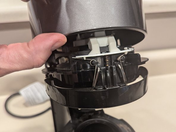 Nespresso Vertuo Evoluo Bearing Replacement, Remove upper cover: crwdns2935265:03crwdnd2935265:02crwdnd2935265:02crwdne2935265:0