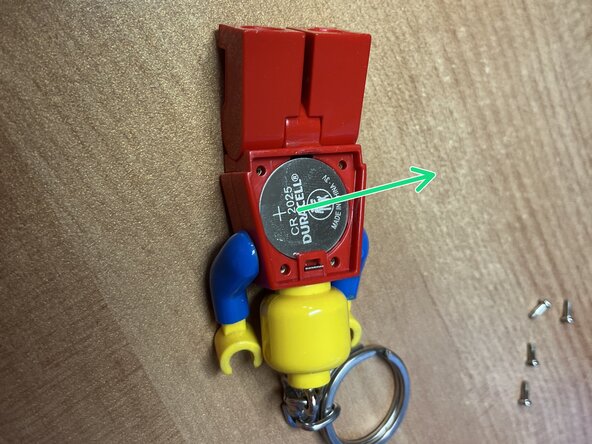 Lego Mini Torch Minifigure Key Chain Classic Batteries Replacement, Remove old batteries: passo 3, immagine 1 di 1