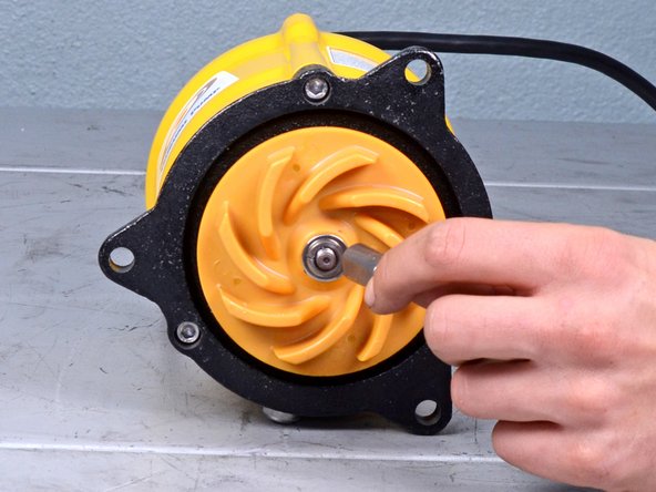 Wacker Pump PST2 400 2008 Impeller Replacement, Remove the stirrer nut: crwdns2935265:06crwdnd2935265:03crwdnd2935265:03crwdne2935265:0