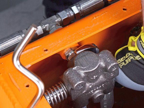 Barreto Tillers E1320HTRLR 2016 Actuator Valve Replacement, Loosen the fitting's lock nut: crwdns2935265:018crwdnd2935265:03crwdnd2935265:03crwdne2935265:0