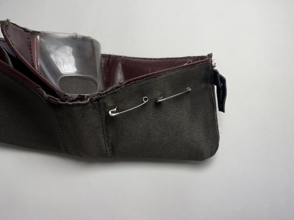 How to Repair the Lining of a Leather Wallet: crwdns2935265:03crwdnd2935265:03crwdnd2935265:03crwdne2935265:0