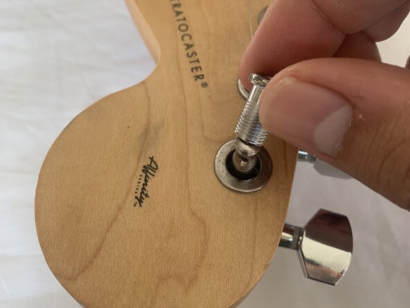 Squier Strat Guitar Tuner Replacement: шаг 8, изображение 2 из 3