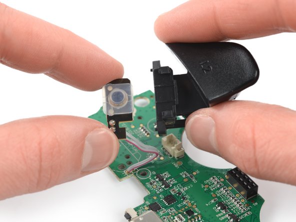 SteelSeries Nimbus+ Triggers Replacement, Release the left trigger: crwdns2935265:018crwdnd2935265:02crwdnd2935265:02crwdne2935265:0