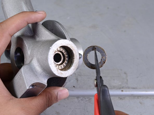 Electric Eel Lower Feeder Assembly Replacement, Remove the Thrust Bearings: crwdns2935265:013crwdnd2935265:02crwdnd2935265:02crwdne2935265:0