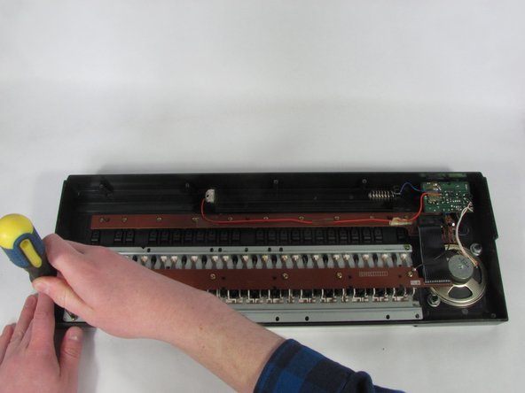 How to Replace a Speaker on a Yamaha PSS-130 Keyboard: crwdns2935265:03crwdnd2935265:02crwdnd2935265:02crwdne2935265:0