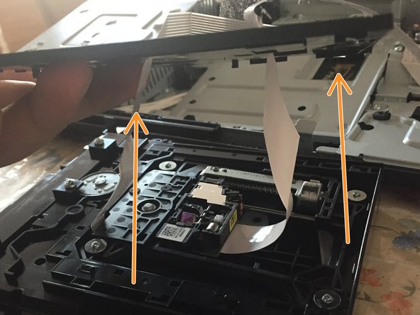 Sony BDV-NF620 Teardown, Optical drive lower panel: crwdns2935265:07crwdnd2935265:03crwdnd2935265:03crwdne2935265:0