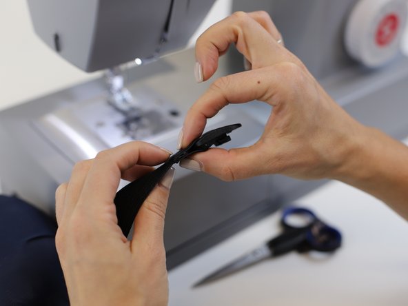 How to Change the Buckle of a Jacket Bag, Clean the area: crwdns2935265:04crwdnd2935265:02crwdnd2935265:02crwdne2935265:0