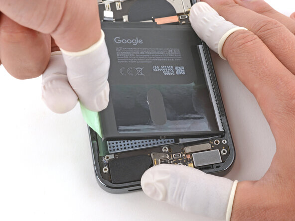 Google Pixel 10 Pro XL Battery Replacement, Separate the battery adhesive: 步骤 24 中的图像 2，3