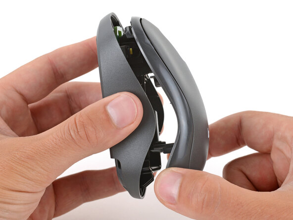 How to Open Your Logitech M240 Wireless Mouse, Separate the two halves: crwdns2935265:06crwdnd2935265:03crwdnd2935265:03crwdne2935265:0