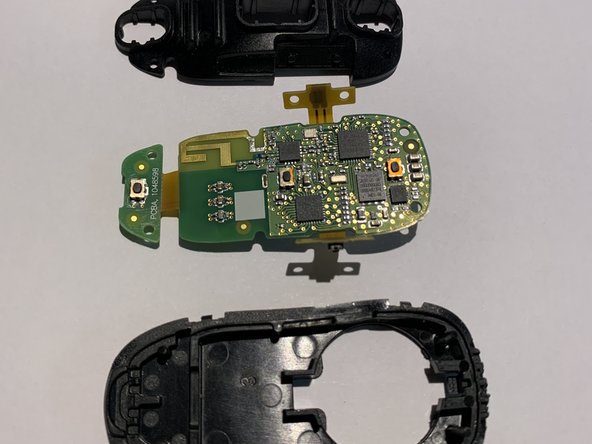 Tesla Model X Key Fob Teardown, Remove side buttons: crwdns2935265:05crwdnd2935265:03crwdnd2935265:03crwdne2935265:0