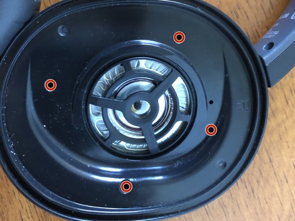How to reduce creaking plastic noises, Remove screws: crwdns2935265:03crwdnd2935265:02crwdnd2935265:03crwdne2935265:0