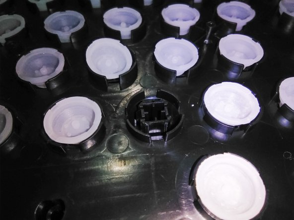 Genius Smart kb-102 Teardown, Taking out a key: crwdns2935265:03crwdnd2935265:02crwdnd2935265:03crwdne2935265:0