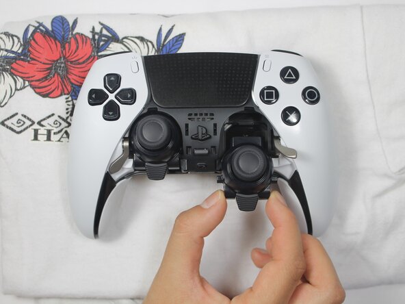 PS5 DualSense Edge Controller Stick Module Replacement: 步骤 4 中的图像 1，2