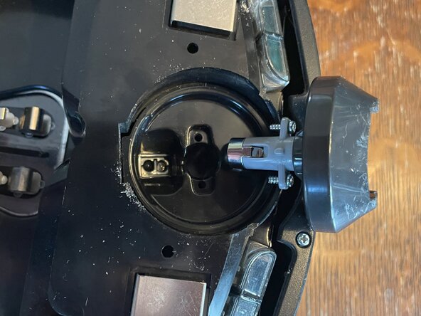 iRobot Roomba 581 Teardown, Caster Assembly: crwdns2935265:04crwdnd2935265:03crwdnd2935265:03crwdne2935265:0