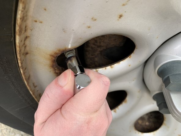How to Check a Car's Tire Pressure: crwdns2935265:03crwdnd2935265:02crwdnd2935265:02crwdne2935265:0
