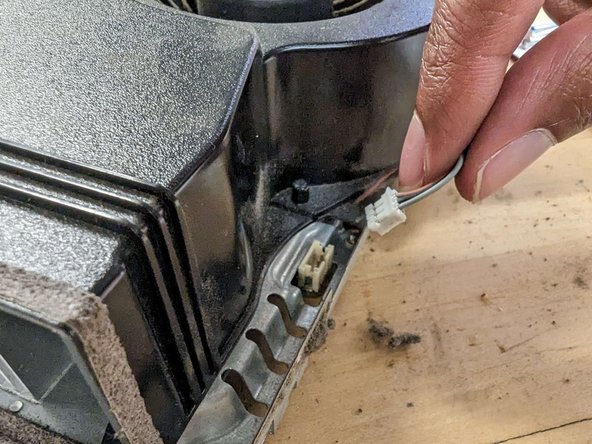 PlayStation 3 Slim Thermal Paste Replacement, Disconnecting the fan: crwdns2935265:019crwdnd2935265:03crwdnd2935265:03crwdne2935265:0