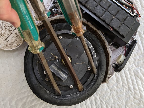 Gotway Begode Mten3 Tire or Inner Tube Replacement, Remove the tire (pry method): crwdns2935265:010crwdnd2935265:02crwdnd2935265:03crwdne2935265:0