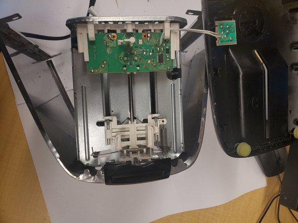 Toaster Teardown, Unsolder leads from circuit board to filaments: crwdns2935265:07crwdnd2935265:01crwdnd2935265:01crwdne2935265:0