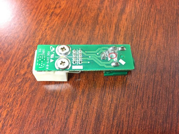 AUX Audio Input Repair for  2009-2013 Toyota Corolla, Locate the 2 center pin: étape 4, image 1 de 1