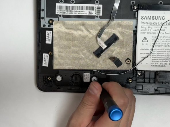 Samsung Notebook 5 NP530E5M Internal Speaker Replacement: crwdns2935265:013crwdnd2935265:02crwdnd2935265:03crwdne2935265:0