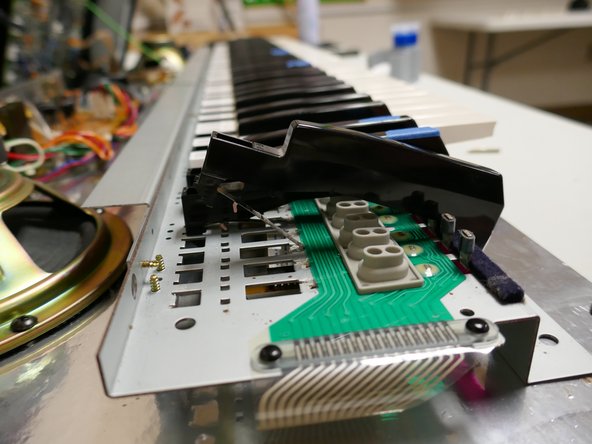 Roland KR-33 Dead Key Repair, Reinstall keys and retaining strip: crwdns2935265:013crwdnd2935265:02crwdnd2935265:03crwdne2935265:0