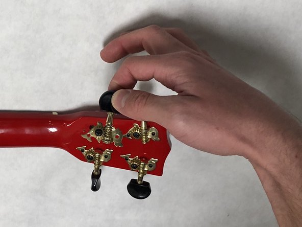 Ukulele Tuning Pegs Replacement: passo 6, immagine 2 di 3