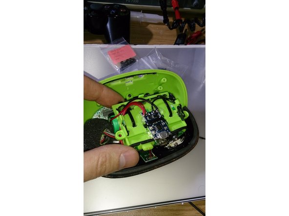 xqisit xqBeat Battery Replacement, mount the new battery: crwdns2935265:06crwdnd2935265:02crwdnd2935265:03crwdne2935265:0