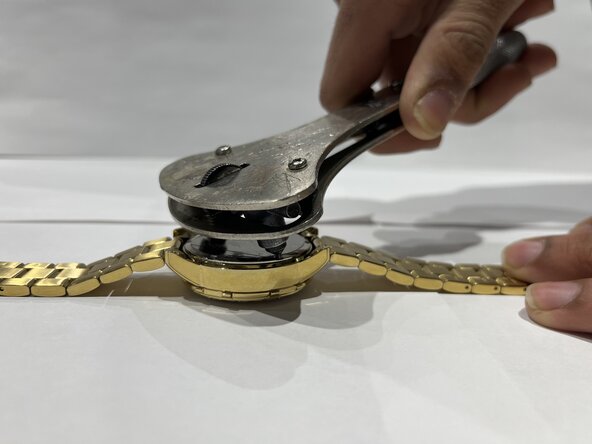 How to Replace a Guess W0016L2 Watch Battery: crwdns2935265:03crwdnd2935265:03crwdnd2935265:03crwdne2935265:0