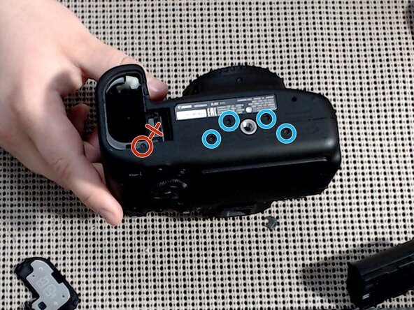 Canon EOS 6D Mark II DC/DC Power Board Replacement, Remove bottom screws: passo 5, imagem 1 %32