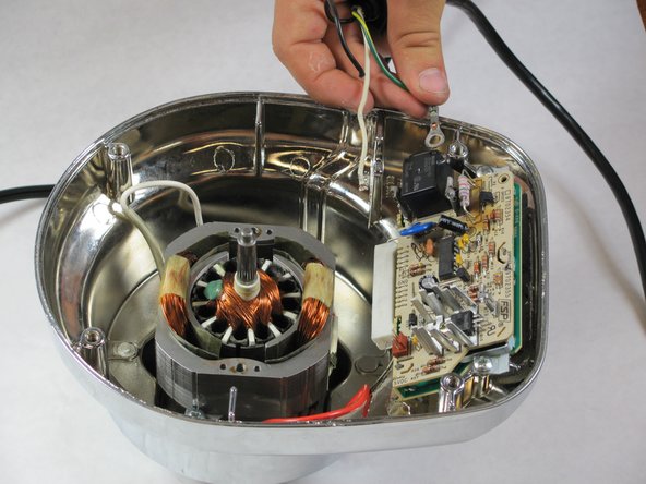 KitchenAid KSB5CR Power Cable Replacement, Detatching the Green Wire: crwdns2935265:05crwdnd2935265:02crwdnd2935265:02crwdne2935265:0