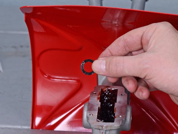 Mantis Tiller 7940 (2017) Tine Shaft Roller Bearings Replacement, Separate the left-hand bearing assembly: crwdns2935265:019crwdnd2935265:02crwdnd2935265:02crwdne2935265:0