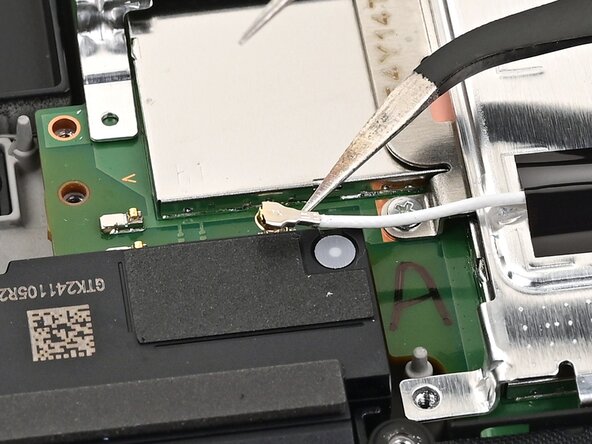 Nintendo Switch 2 Microphone Replacement, Disconnect the lower antenna cable: crwdns2935265:023crwdnd2935265:03crwdnd2935265:03crwdne2935265:0