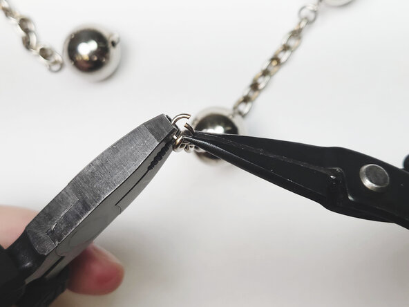 How to Repair A Broken Metal Waist Chain: crwdns2935265:02crwdnd2935265:03crwdnd2935265:03crwdne2935265:0