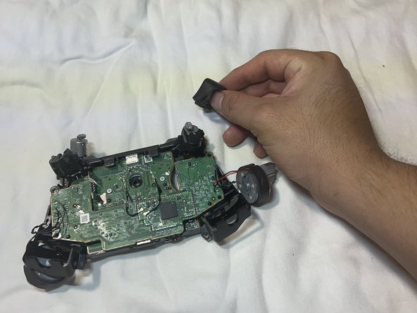 How to Fix an Xbox One Controller Stuck Button: шаг 6, изображение 2 из 3