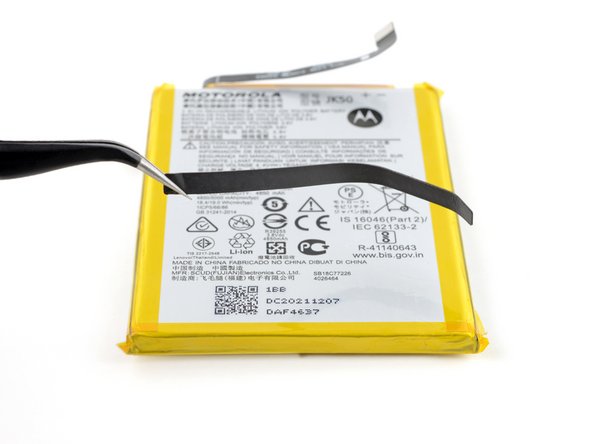 Motorola Moto G Stylus 5G (2022) Screen Replacement, Remove the foam strip: crwdns2935265:043crwdnd2935265:03crwdnd2935265:03crwdne2935265:0