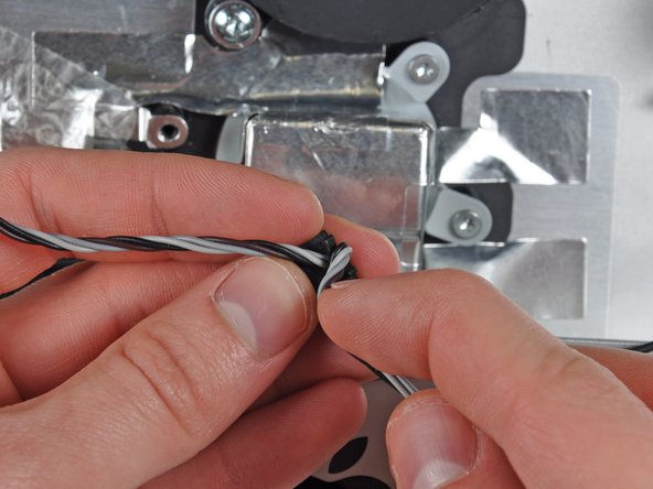 iMac Intel 21.5" EMC 2308 Left Speaker Replacement: adım 39, 2 resimden 2.