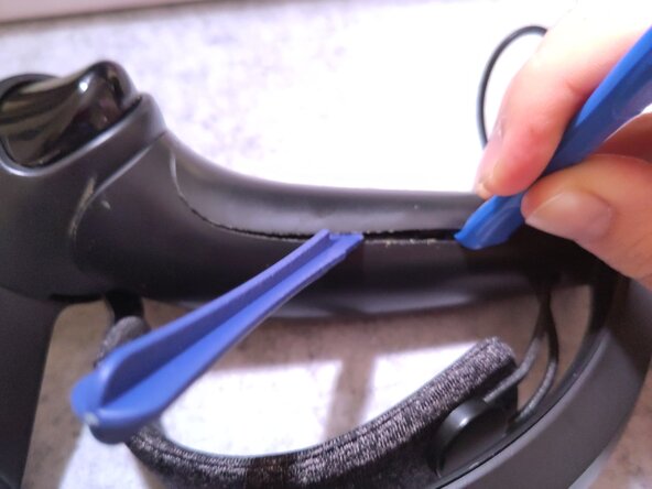 Valve Index Controller Right Index Controller Battery Replacement, Open controller grip: crwdns2935265:01crwdnd2935265:02crwdnd2935265:03crwdne2935265:0