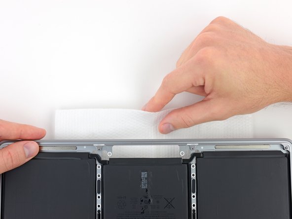 MacBook Pro 13" 2022 (M2) Battery Replacement, Protect the display: crwdns2935265:026crwdnd2935265:02crwdnd2935265:02crwdne2935265:0