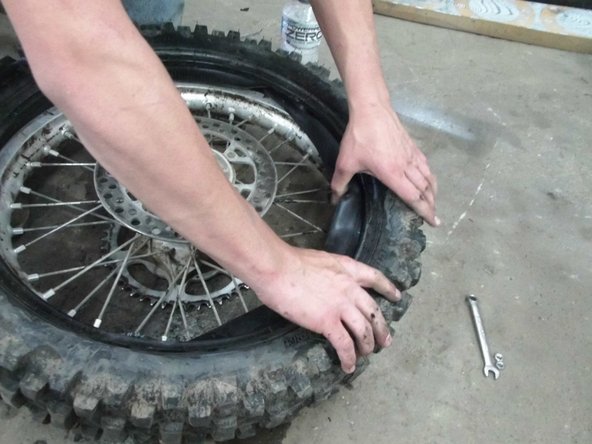 How to change a dirt bike tire: crwdns2935265:010crwdnd2935265:02crwdnd2935265:03crwdne2935265:0