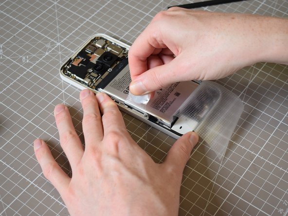 Nothing Phone (2a) Battery Replacement, Place new battery: crwdns2935265:020crwdnd2935265:03crwdnd2935265:03crwdne2935265:0