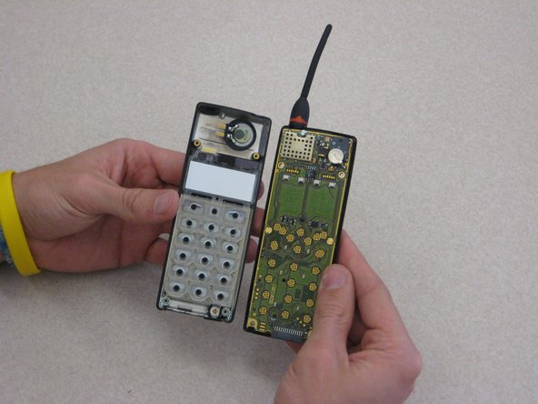 Disassembling Ericsson CF 388 LCD Display Screen: crwdns2935265:04crwdnd2935265:02crwdnd2935265:02crwdne2935265:0