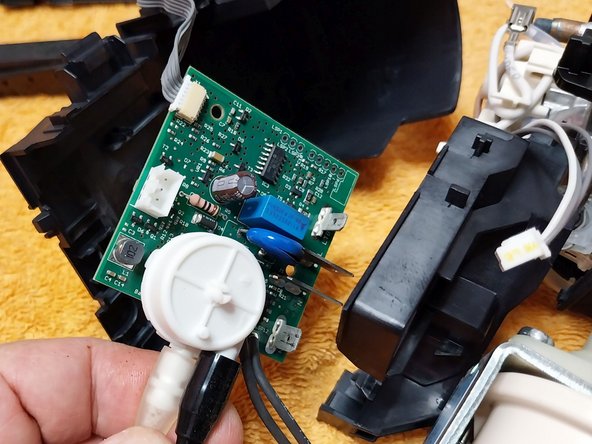 Avería placa electrónica cafetera Nespresso KRUPS XN 100110 Varistor quemado + pista de cobre fundida., Guía 2: Avería de la placa electrónica, Varistor quemado + Pista de cobre fundida.: step 1, image 2 of 3